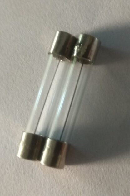 8 Amp 250V Fuse 32mm length 6mm diameter - Image 2